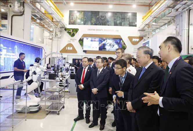 À Singapour, Tô Lâm visite plusieurs pôles d’innovation technologique
