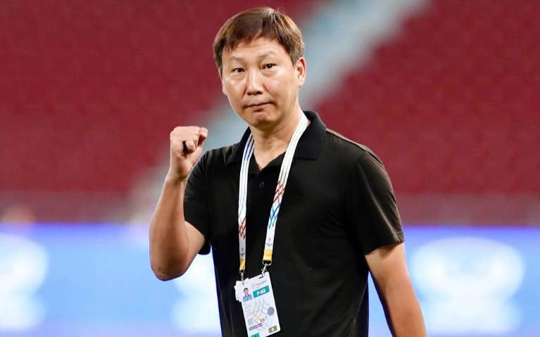 Trainer Kim Sang-sik erhält vom Premierminister eine Lobsurkunde 