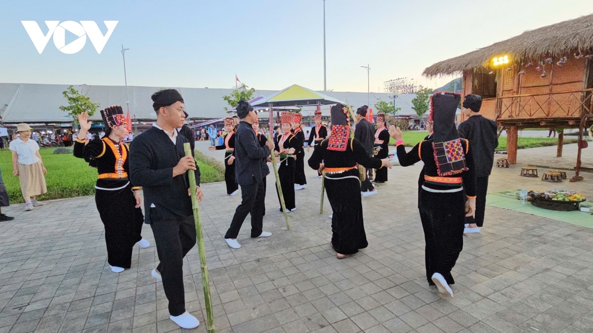 コムー族の祭り「マー・グロ」