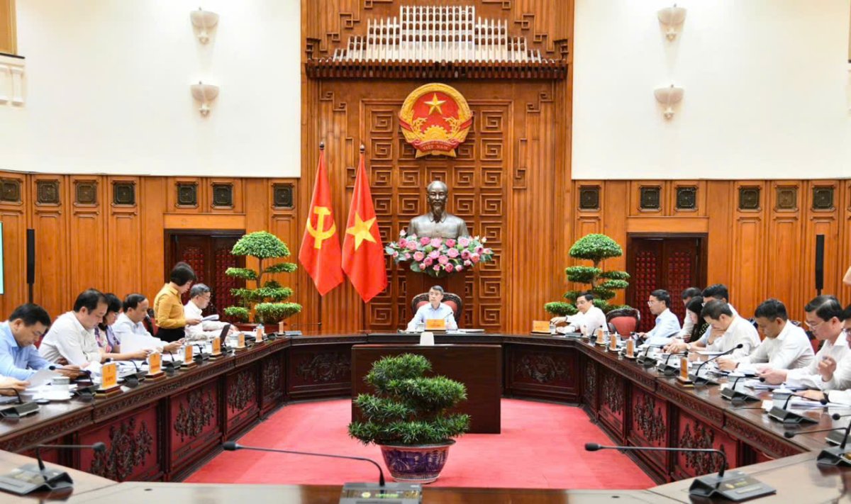 Primer Ministro pide perfeccionar mecanismos innovadores para desarrollar Centro Financiero Internacional en Vietnam
