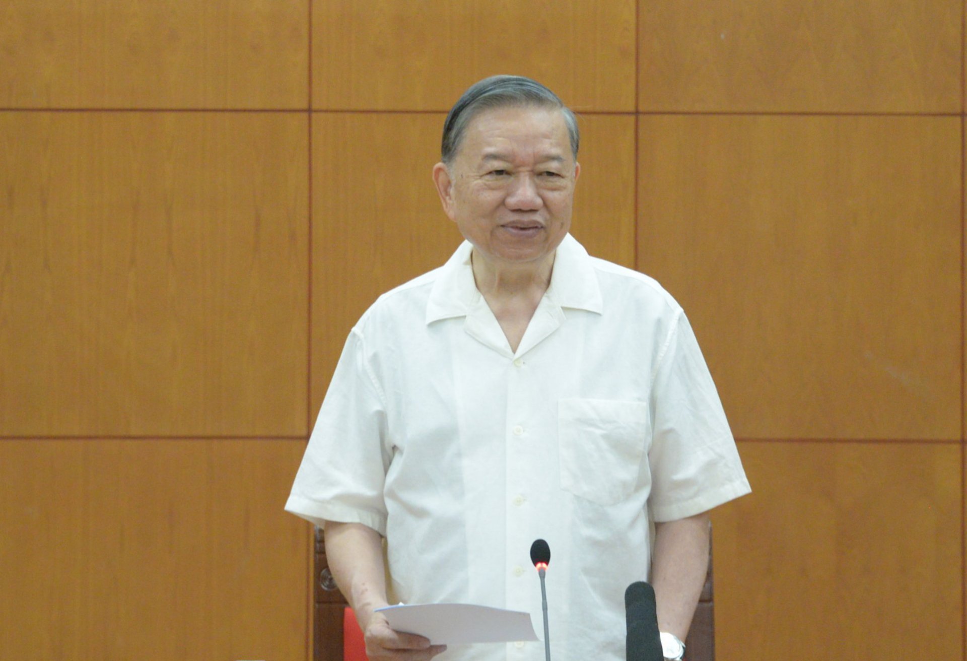 “Toda directriz y política debe orientarse a proteger a las personas y elevar su calidad de vida”, afirma máximo líder de Vietnam