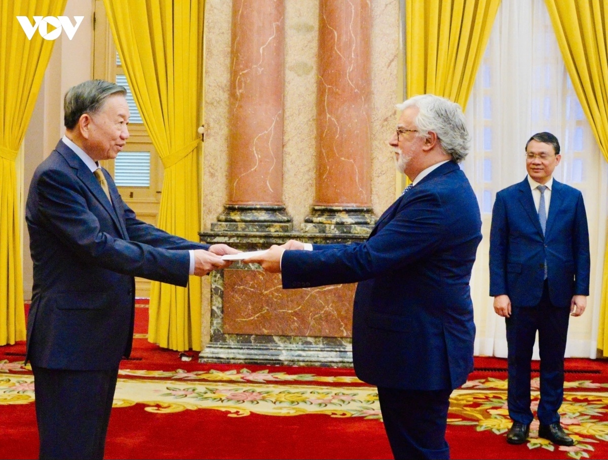 เลขาธิการใหญ่พรรค ประธานประเทศ โตเลิม ให้การต้อนรับเอกอัครราชทูตประเทศต่าง ๆ ที่เข้ายื่นสาส์นตราตั้ง