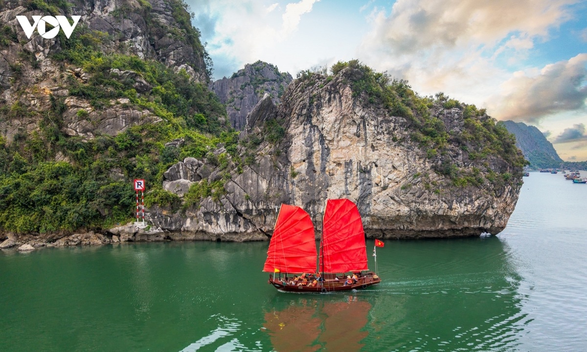 下龙湾推出三面帆船旅游项目