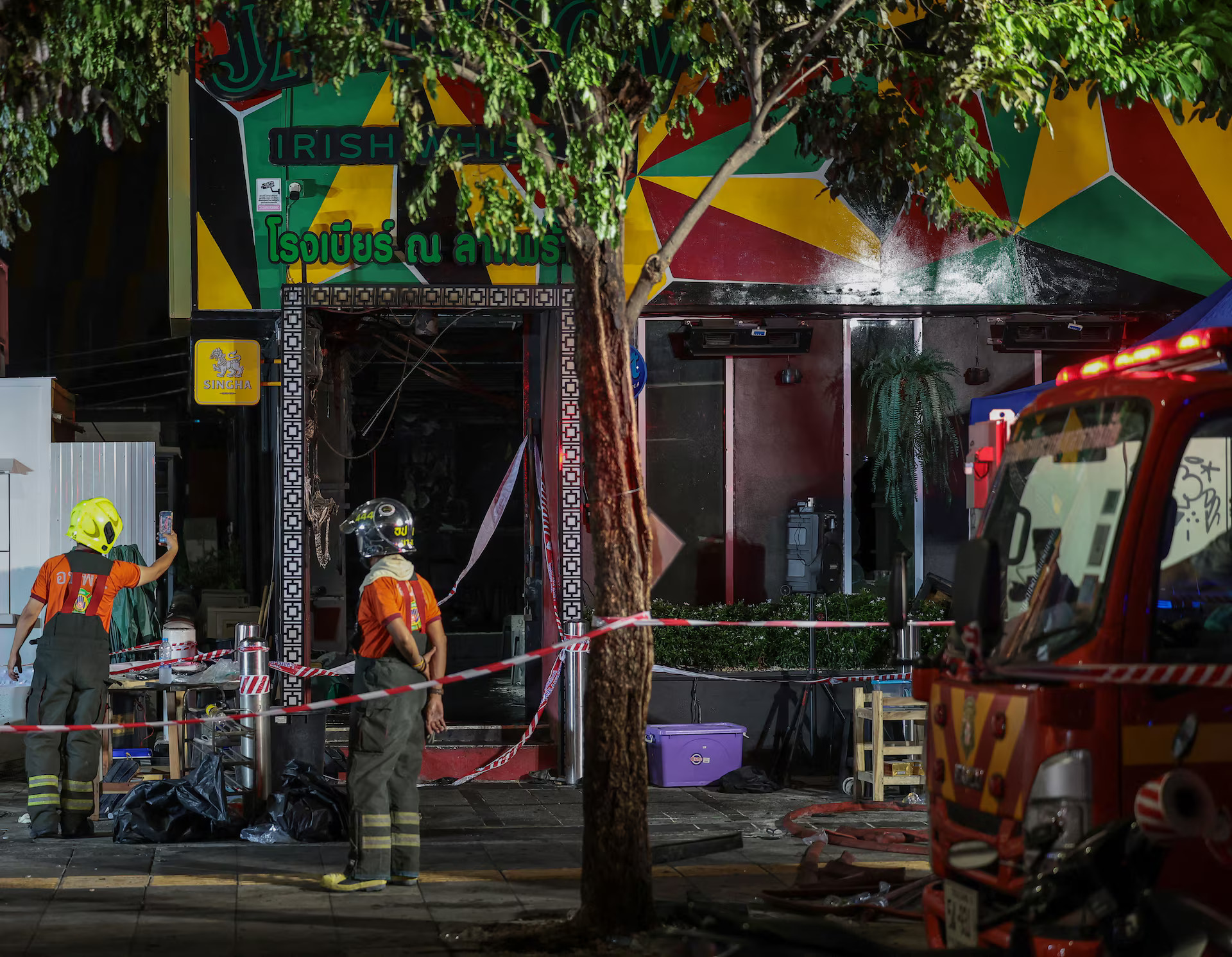 Incendio en un restaurante en Bangkok deja al menos 90 víctimas