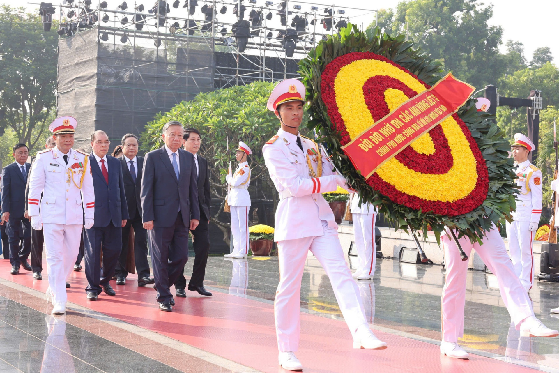 Altos dirigentes de Vietnam rindnen homenaje al Presidente Ho Chi Minh y a los Mártires