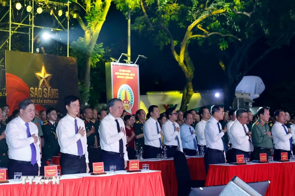 Pimpinan Partai dan Negara Vietnam Hadiri Program Televisi “Bintang Terang Penuntun Jalan” untuk Mengenang Para Pahlawan dan Martir