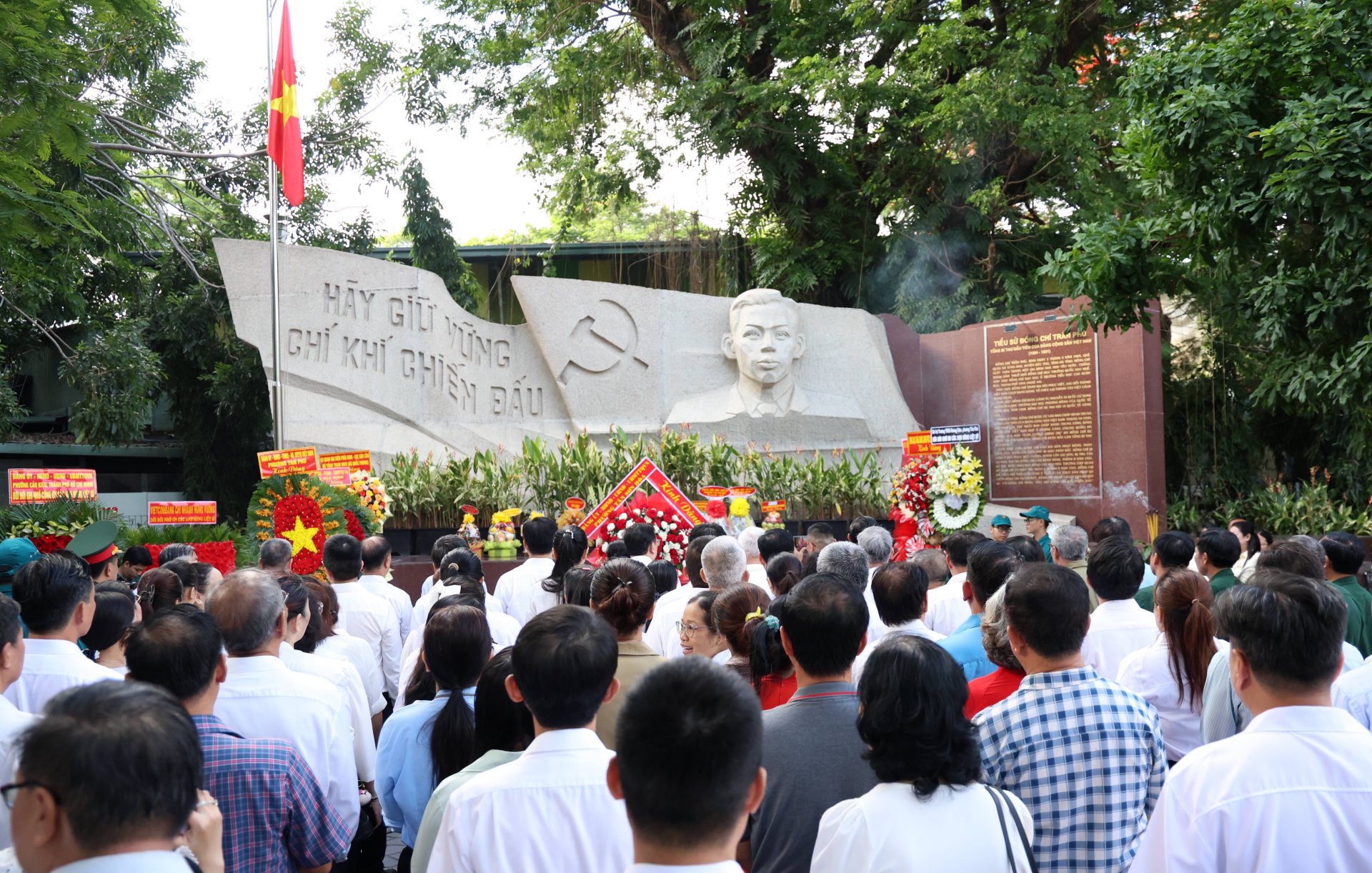 Rinden homenaje a los héroes y mártires en el parque Le Thi Rieng