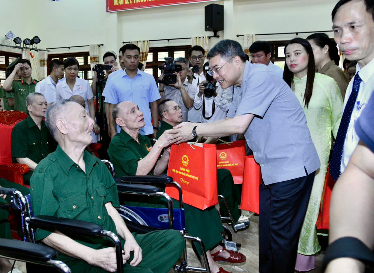 Primer ministro vietnamita visita el Centro de Rehabilitación para Veteranos de Guerra de Kim Bang