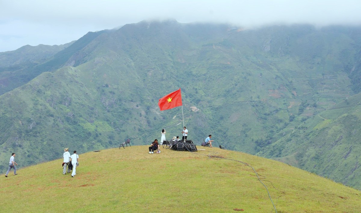 山萝斜处绿色草原：西北地区云雾中的宁静绿地
