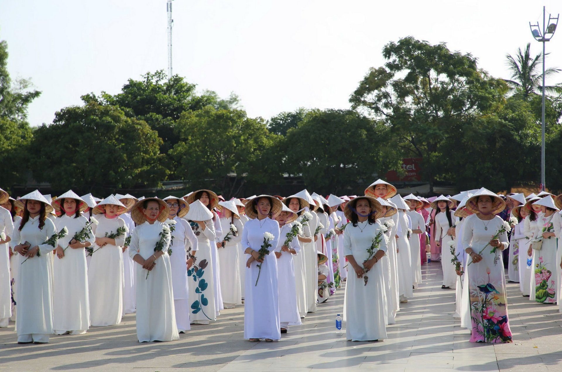 다낭 여성 1,500여 명, 베트남 영웅 어머니께 헌화하며 감사의 뜻 전해