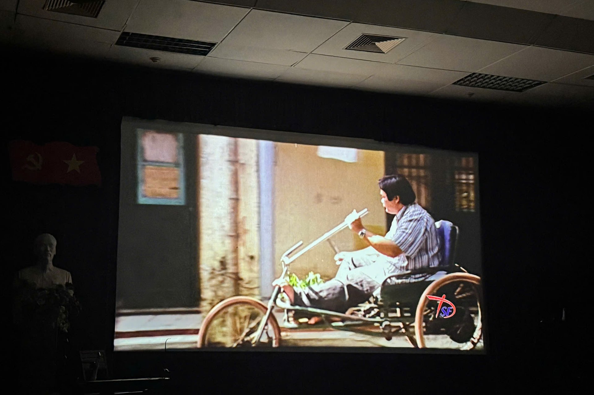 影片《在轮椅上》：展示战士的非凡毅力