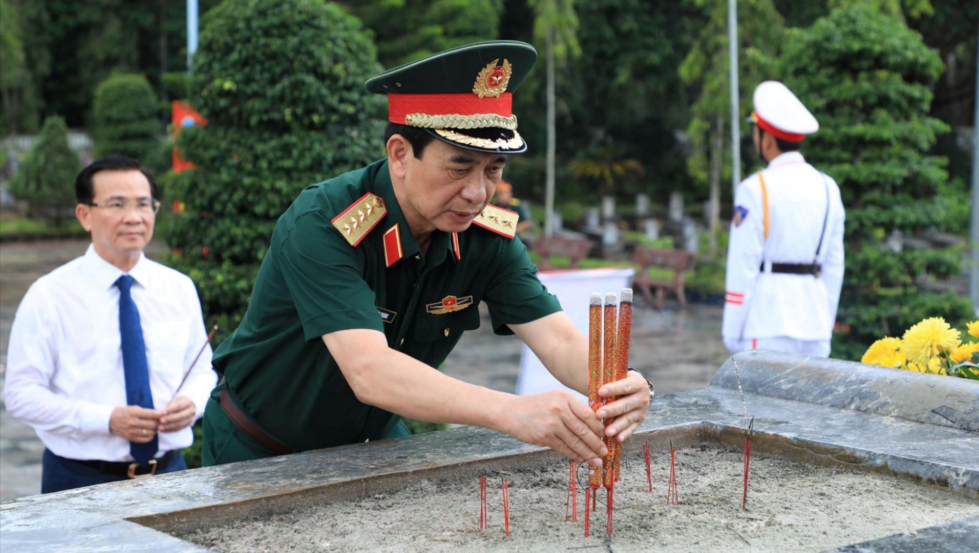 潘文江大将赴林同省看望慰问政策优抚家庭