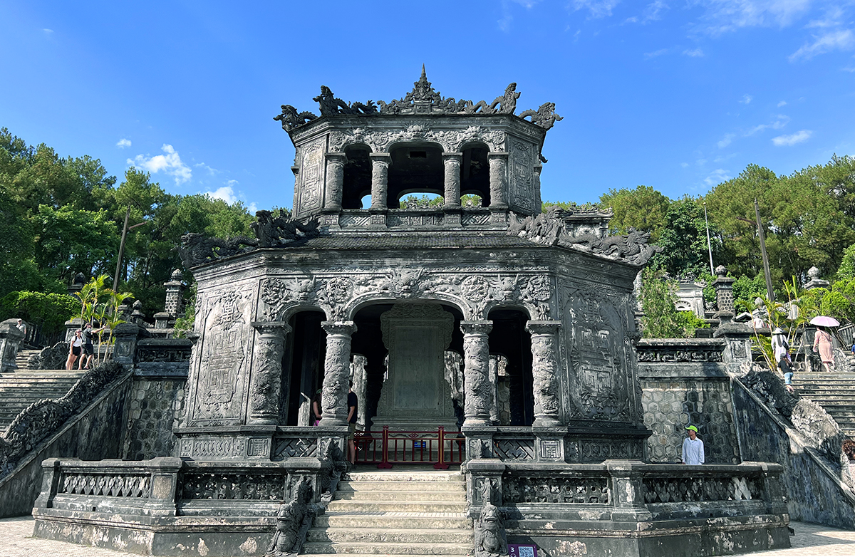 Mausoleum Raja Khai Dinh – Jejak Perpaduan Budaya Timur-Barat di dalam Kompleks Warisan Ibu Kota Kuno Hue