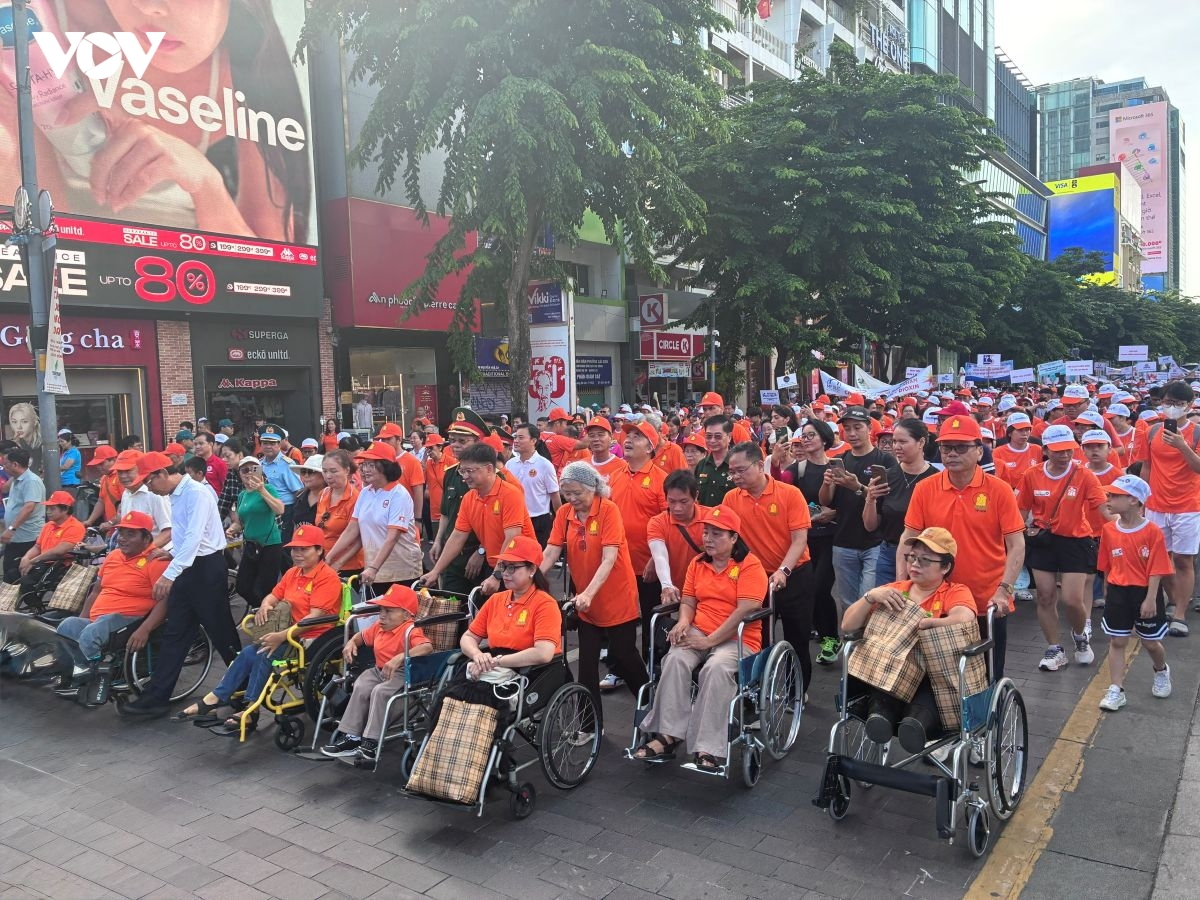 通过“为橙剂/二恶英受害者步行”活动传递爱心