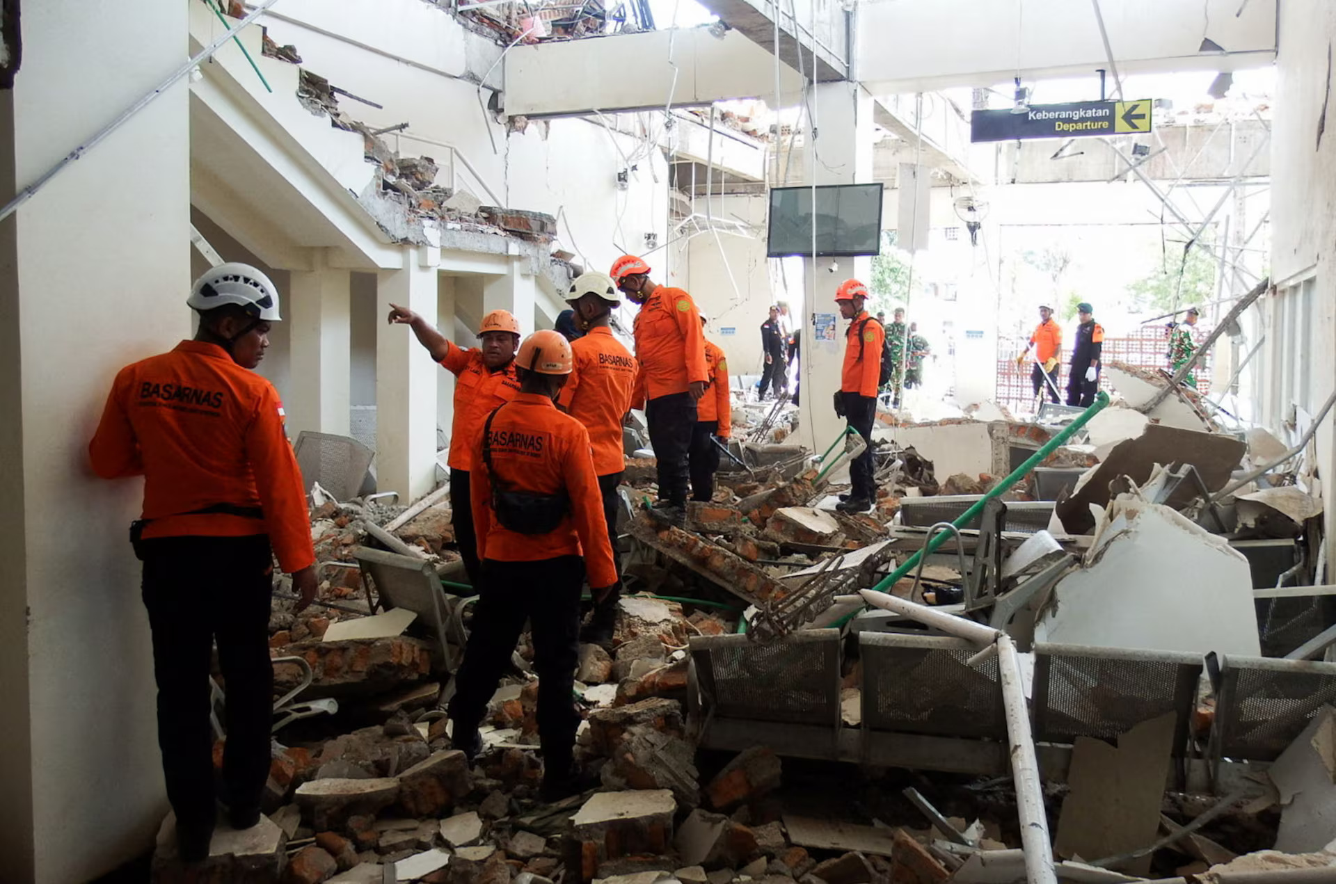 Gempa Bumi di Indonesia: Perluas Kegiatan Pencarian, Jumlah Korban Meningkat