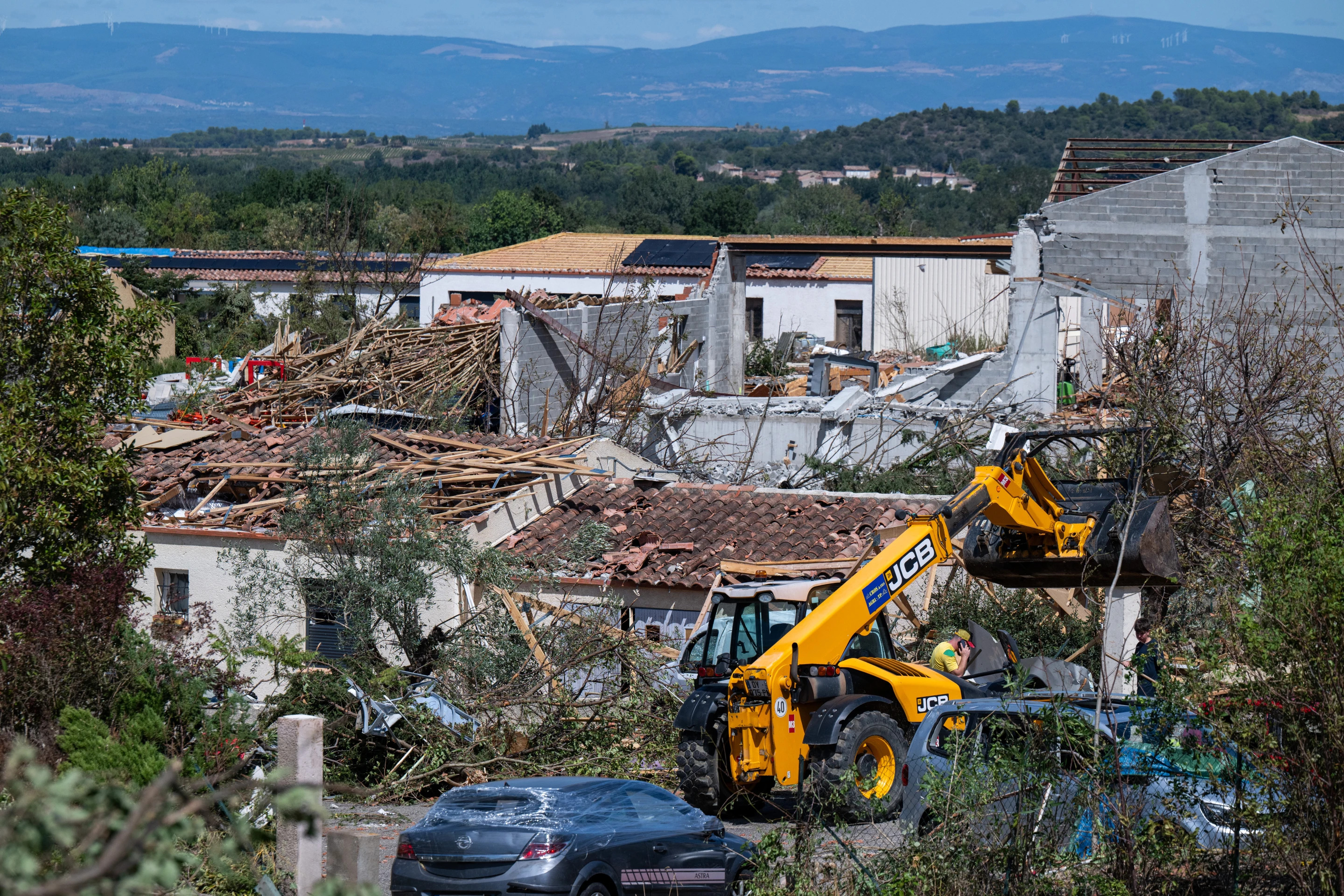 Une tornade dévaste un village du sud de la France, des dizaines de blessés