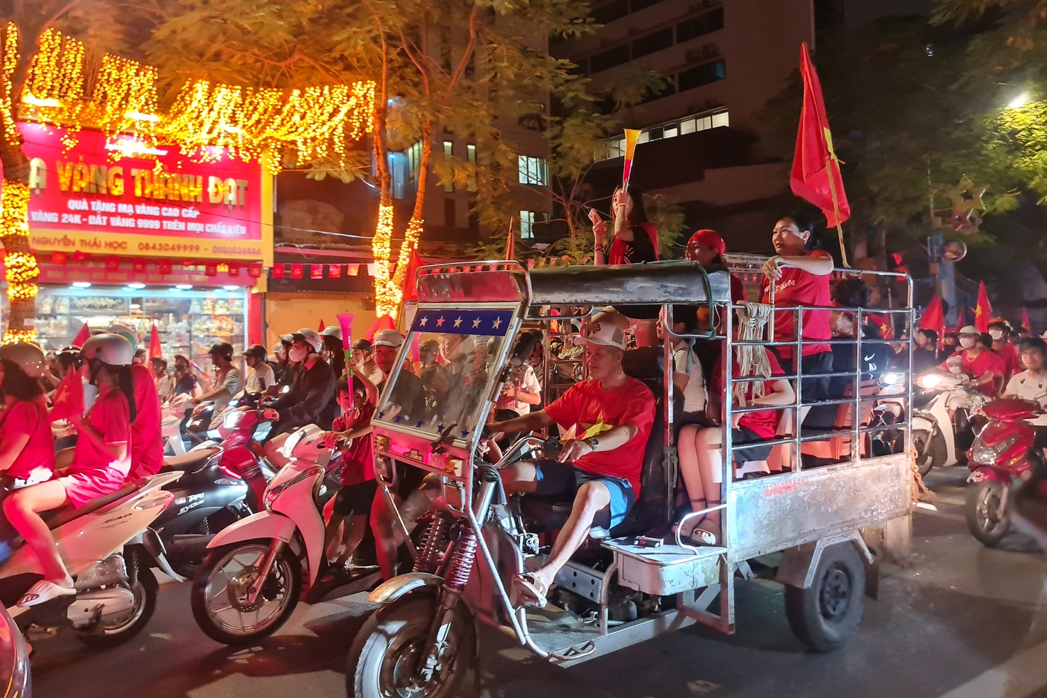Les supporters vietnamiens célèbrent dans les rues le sacre de leur équipe