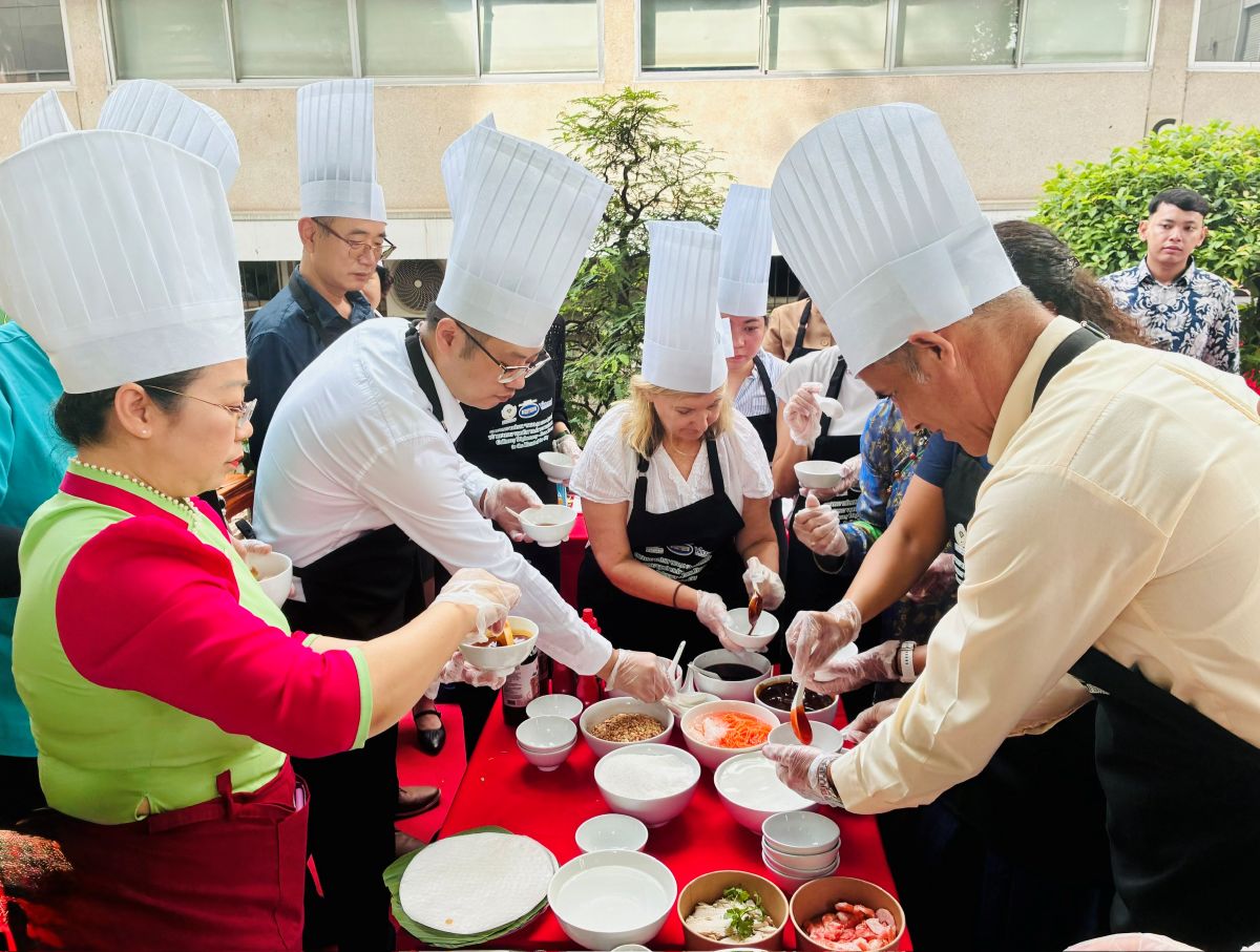 Konsularkorps erlebt Vietnams Kulinarik in Ho-Chi-Minh-Stadt