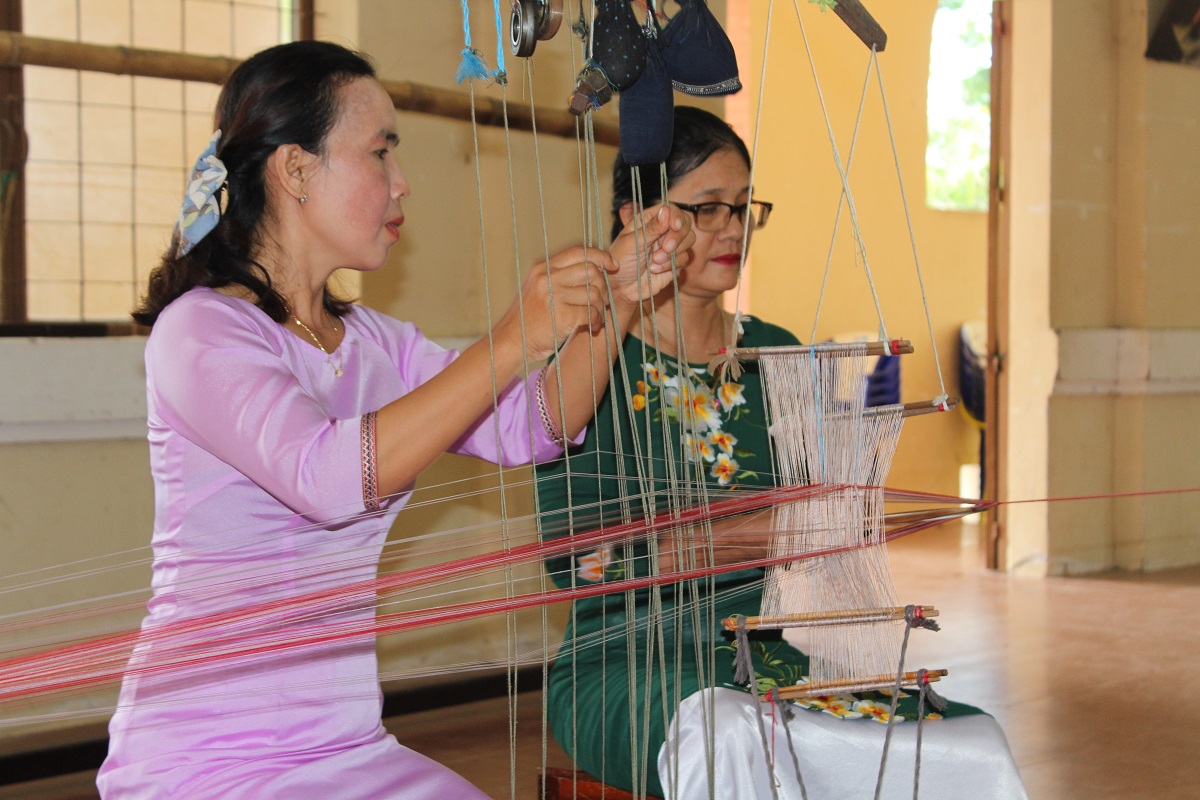 ໝູ່ບ້ານອາຊີບຕ່ຳຫູກພື້ນເມືອງ ມີ້ງຽບ-ແຄັງຮວ່າ