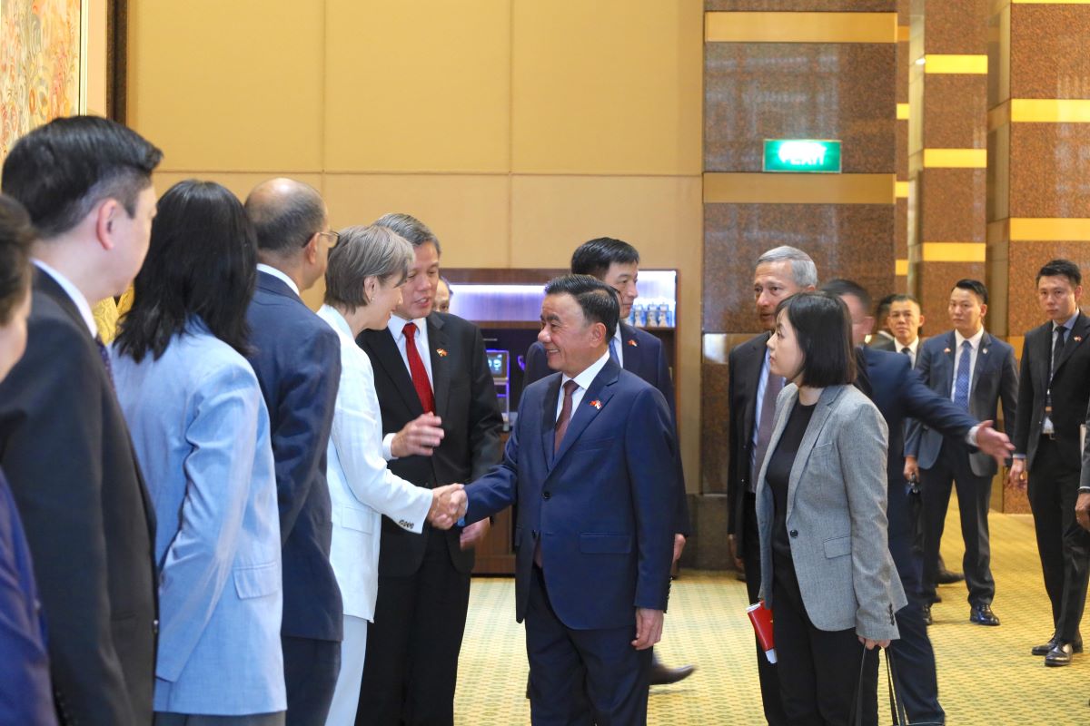 Upacara Penyambutan Anggota Tetap Sekretariat KS PKV Tran Cam Tu dalam Kunjungan Resmi ke Singapura