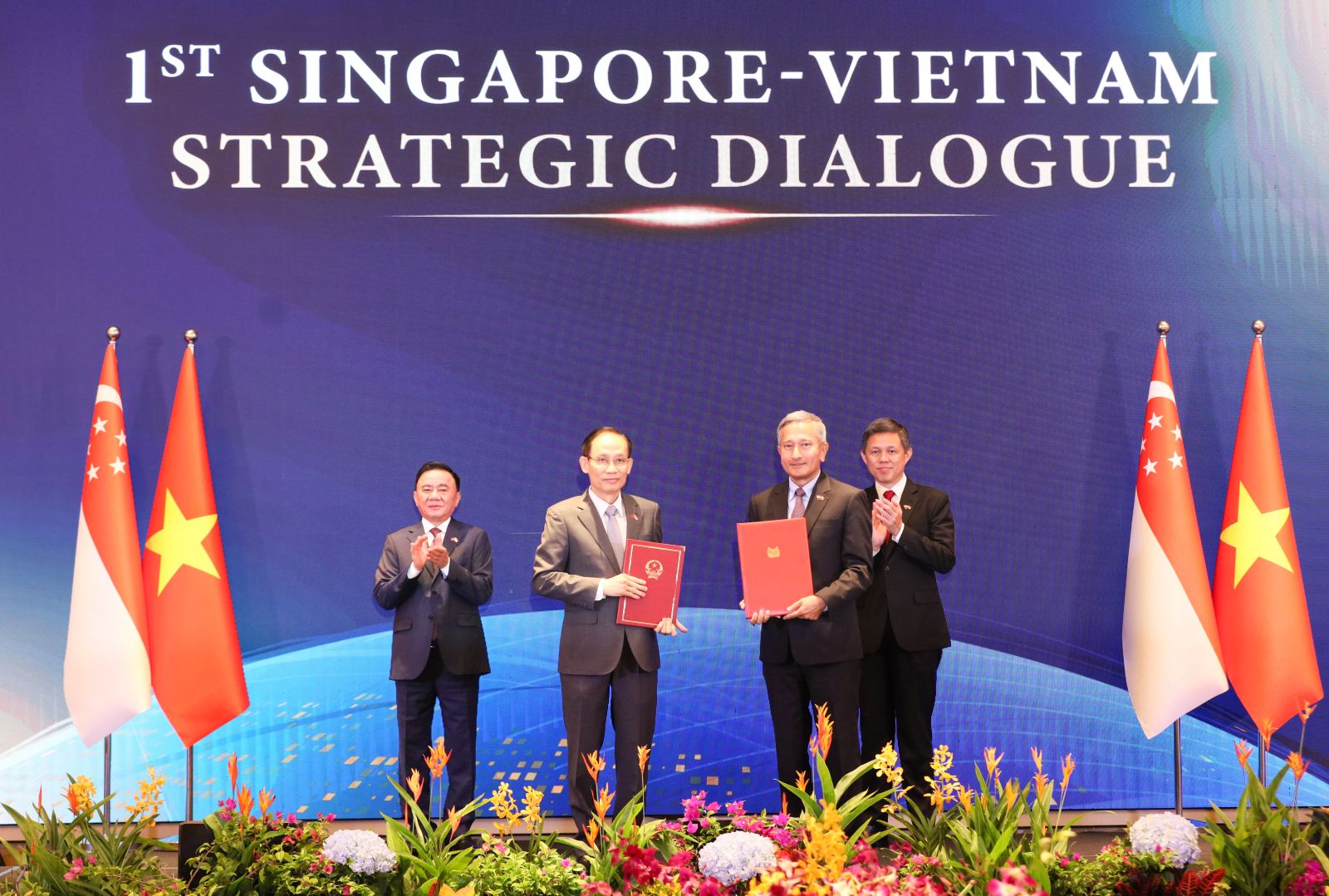 Vietnam y Singapur abogan por elevar a un nuevo nivel la cooperación en tecnología y desarrollo de recursos humanos