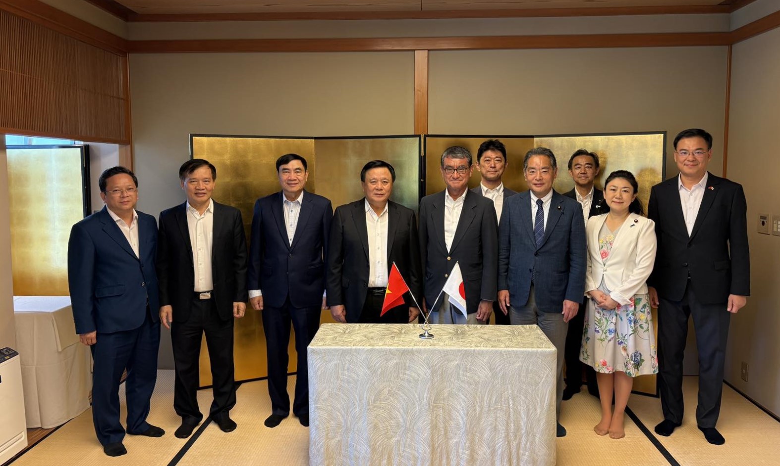 ベトナム共産党代表団が訪日を開始