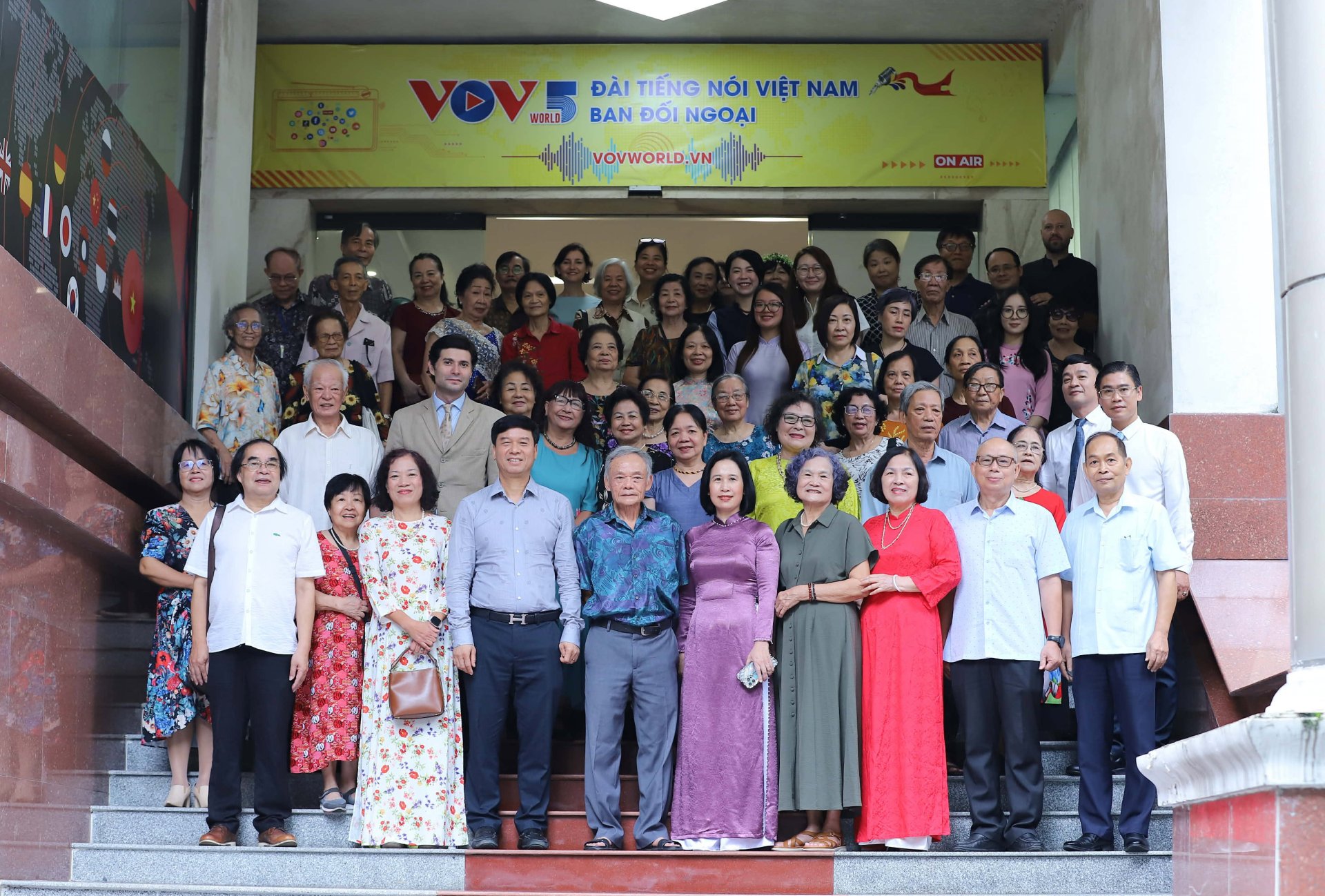 Departemen Siaran Luar Negeri VOV (VOV5) Bertemu dengan Generasi-Generasi Pejabat, Reporter, dan Editor