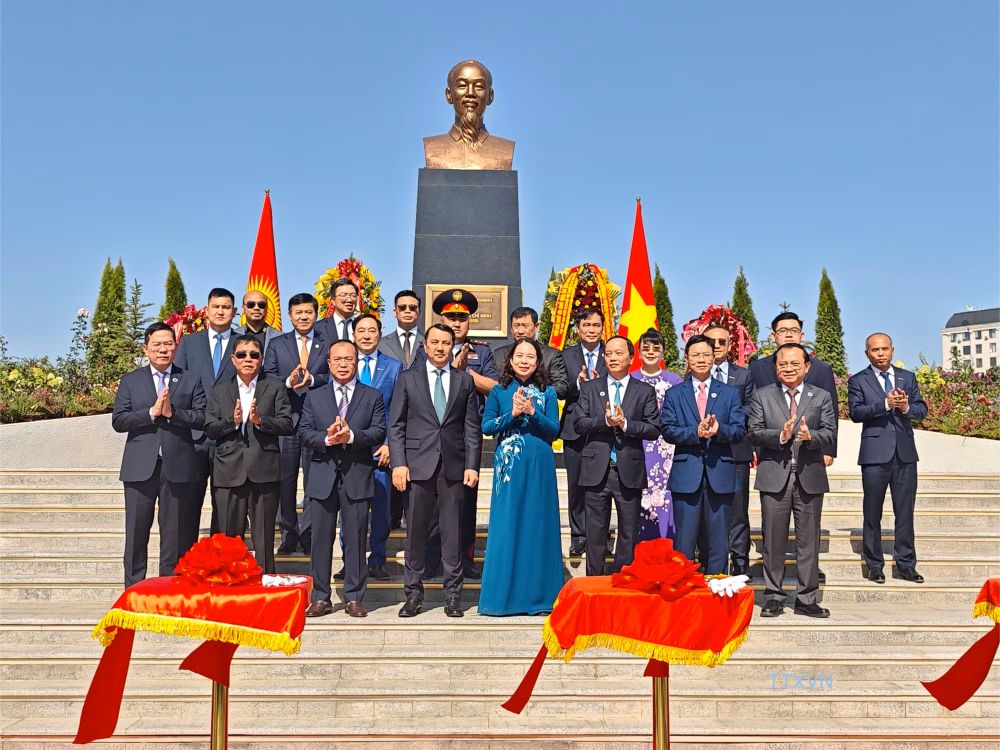 胡志明主席雕像在比什凯克落成