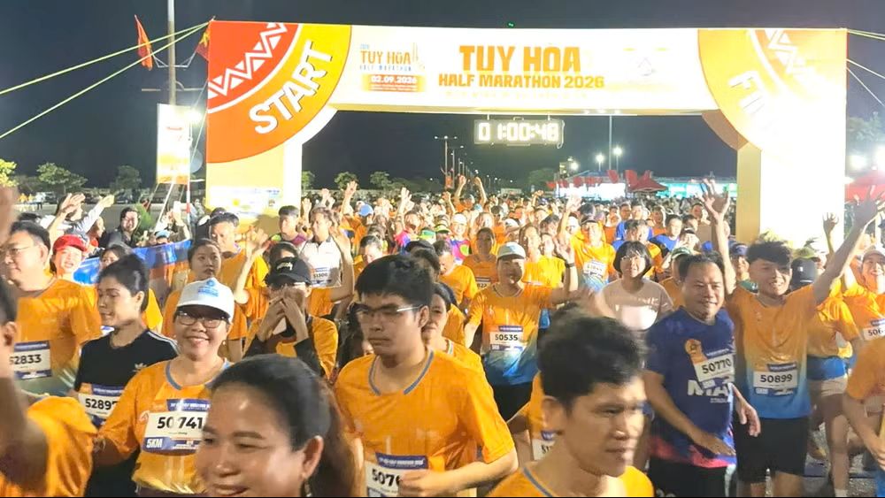 Plus de 3.300 coureurs participent à la course «Accueillir l’aube sur la mer» pour célébrer la Fête nationale