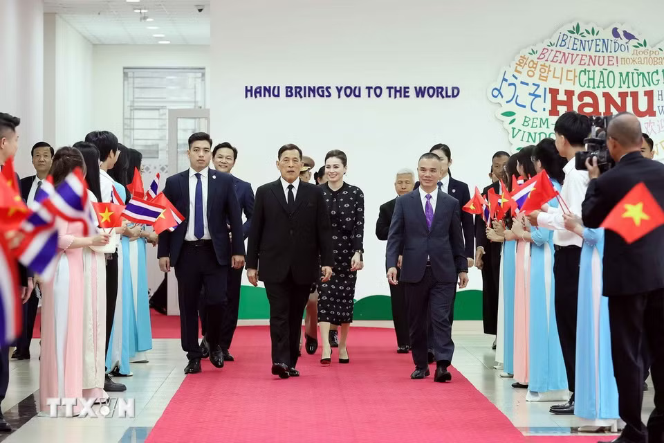 Le roi et la reine de Thaïlande achèvent leur visite au Vietnam