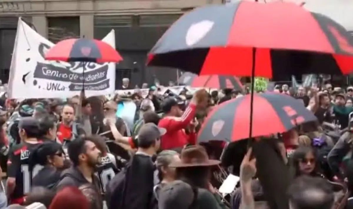 “La marcha de la Bronca” contra las políticas económicas del presidente argentino