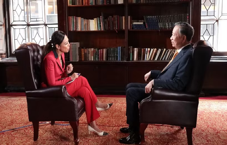 Dirigente reafirma la política exterior y las metas económicas de Vietnam en entrevista con Bloomberg TV