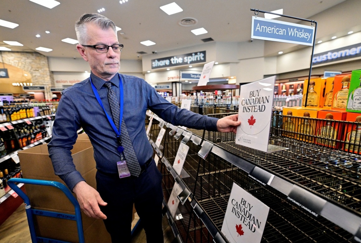 Les États-Unis interdisent l’importation de près d’un milliard de dollars de produits canadiens