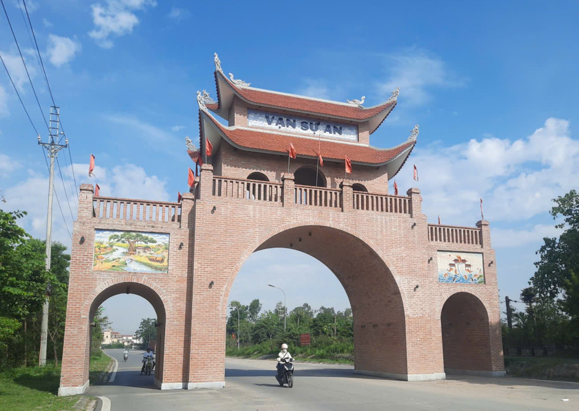 ອະນຸລັກຮັກສາເອກະລັກຂອງໝູ່ບ້ານເກົ່າແກ່ລຽບແມ່ນ້ຳແດງ ໃນພື້ນທີ່ການສ້າງສັນຂອງນະຄອນຫຼວງ