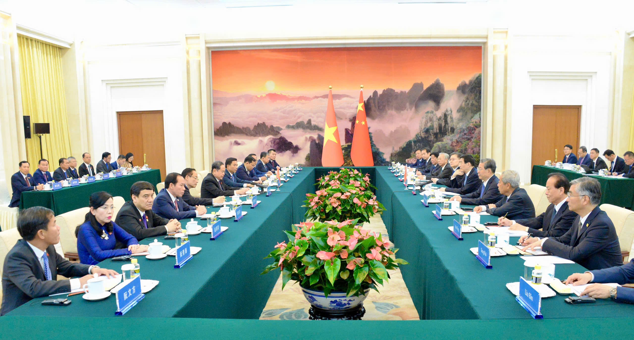 加强越中人民团体组织之间的交流与往来
