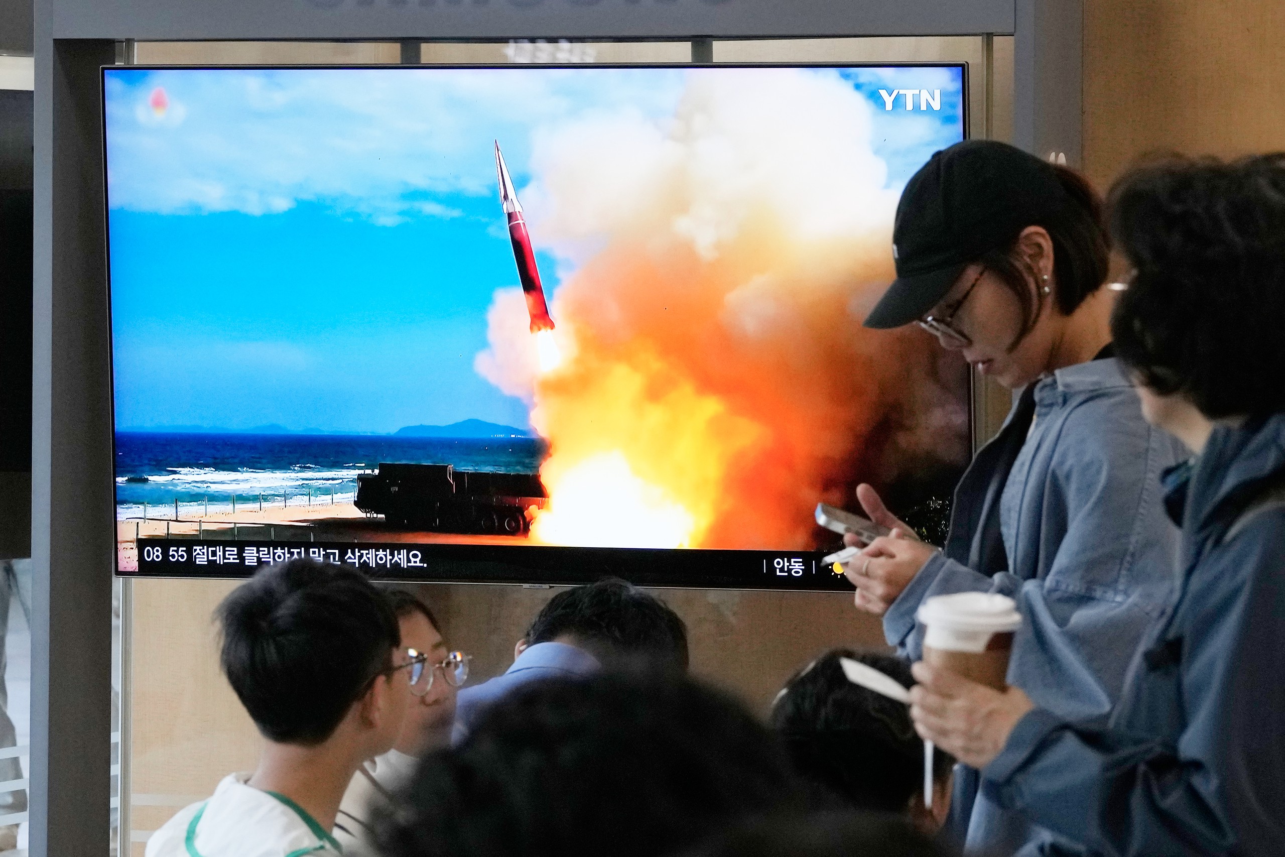 朝鮮が弾道ミサイル発射　少なくとも1発、日本のEEZ外に落下か　今年10回目　 防衛省
