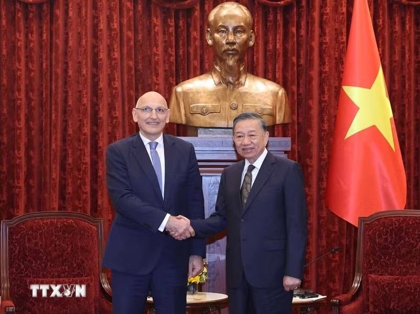 Máximo líder de Vietnam recibe al enviado especial del presidente de Azerbaiyán