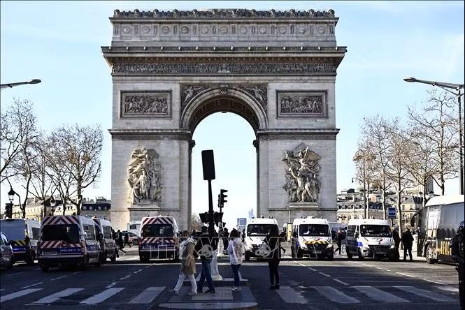 フランス ハロウィーンで警戒強化 暴動のおそれ