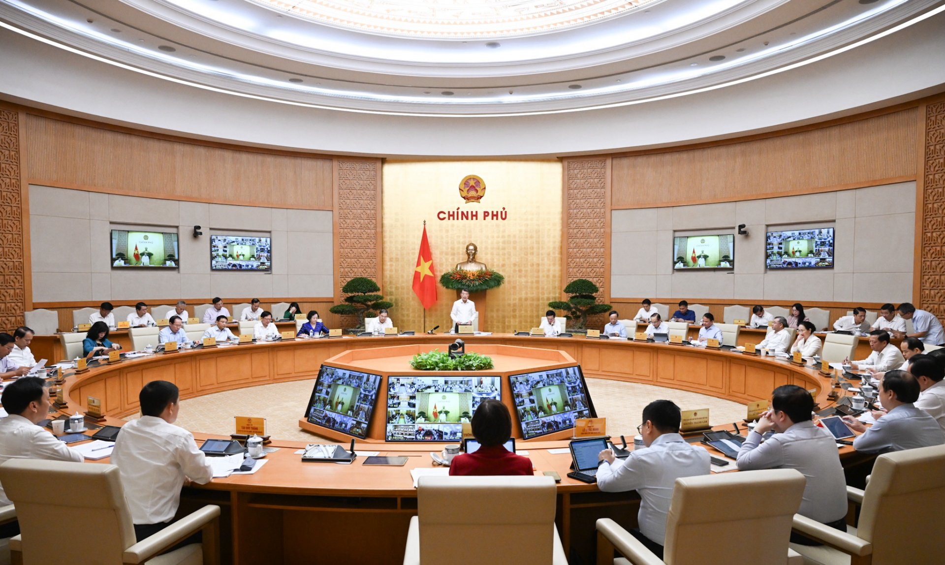 Primer ministro Le Minh Hung: El cuarto trimestre es decisivo para lograr la meta de crecimiento económico