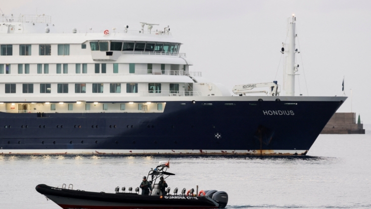 Un navire de police à côté du MV Hondius au port de Granadilla de Abona, à Tenerife, Espagne, le 10 mai 2026. Photo: REUTERS/Hannah McKay