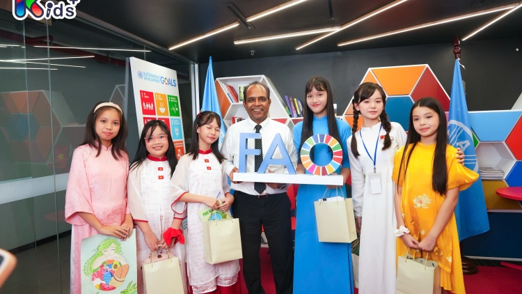 TS Vinod Ahuja giao lưu với đại diện thiếu niên Việt Nam nhân dịp kỷ niệm 80 năm thành lập FAO. 