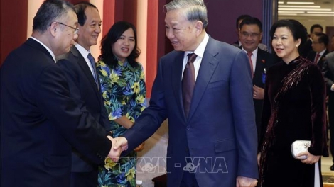 ທ່ານເລຂາທິການໃຫຍ່, ປະທານປະເທດ ໂຕເລິມ ພົບປະກັບຜູ້ຊົງຄຸນວຸດທິ ແລະ ຊົມລາຍການສະແດງສິລະປະມິດຕະພາບ ຫວຽດນາມ - ຈີນ