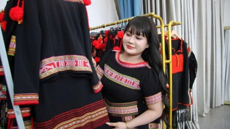 H’Loang Mlô, une jeune Êdê qui modernise l’art du tissage traditionnel