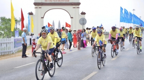 Hơn 1.000 người tham gia Ngày hội đạp xe vì hòa bình tại Quảng Trị