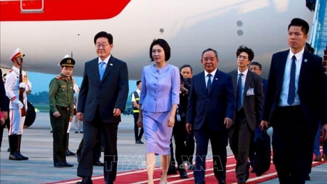 ประธานาธิบดีสาธารณรัฐเกาหลี อี แจ มยอง และภริยา เริ่มการเยือนประเทศเวียดนามอย่างเป็นทางการ