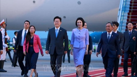 이재명 韓 대통령 내외 하노이 도착…나흘간의 베트남 국빈 방문 돌입