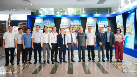 Una exposición fotográfica conmemora los diez años de acompañamiento de la Voz de Vietnam al futsal nacional