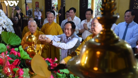 Trưởng Ban Tuyên giáo và Dân vận Trung ương thực hiện nghi lễ tắm Phật tại Hà Nội