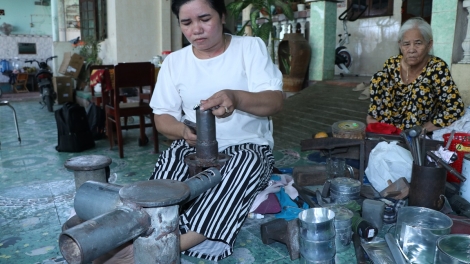 ບ້ານ ເບົ່າຈຸກ - ແຫ່ງຮັກສາອາຊີບສະຫຼັກເຄື່ອງເງິນທີ່ເປັນເອກະລັກສະເພາະຂອງຊາວເຜົ່າ ຈຳ