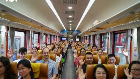 "Đoàn tàu Bạch Mai" đầu tiên đưa hơn 500 y bác sĩ đến làm việc tại cơ sở Ninh Bình